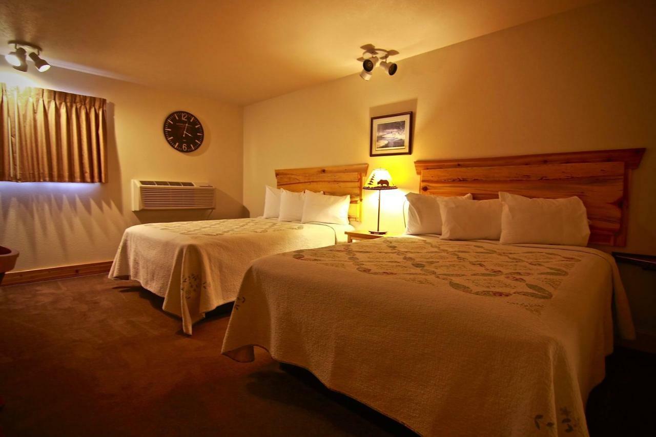 Yellowstone Village Inn And Suites Gardiner Exterior photo