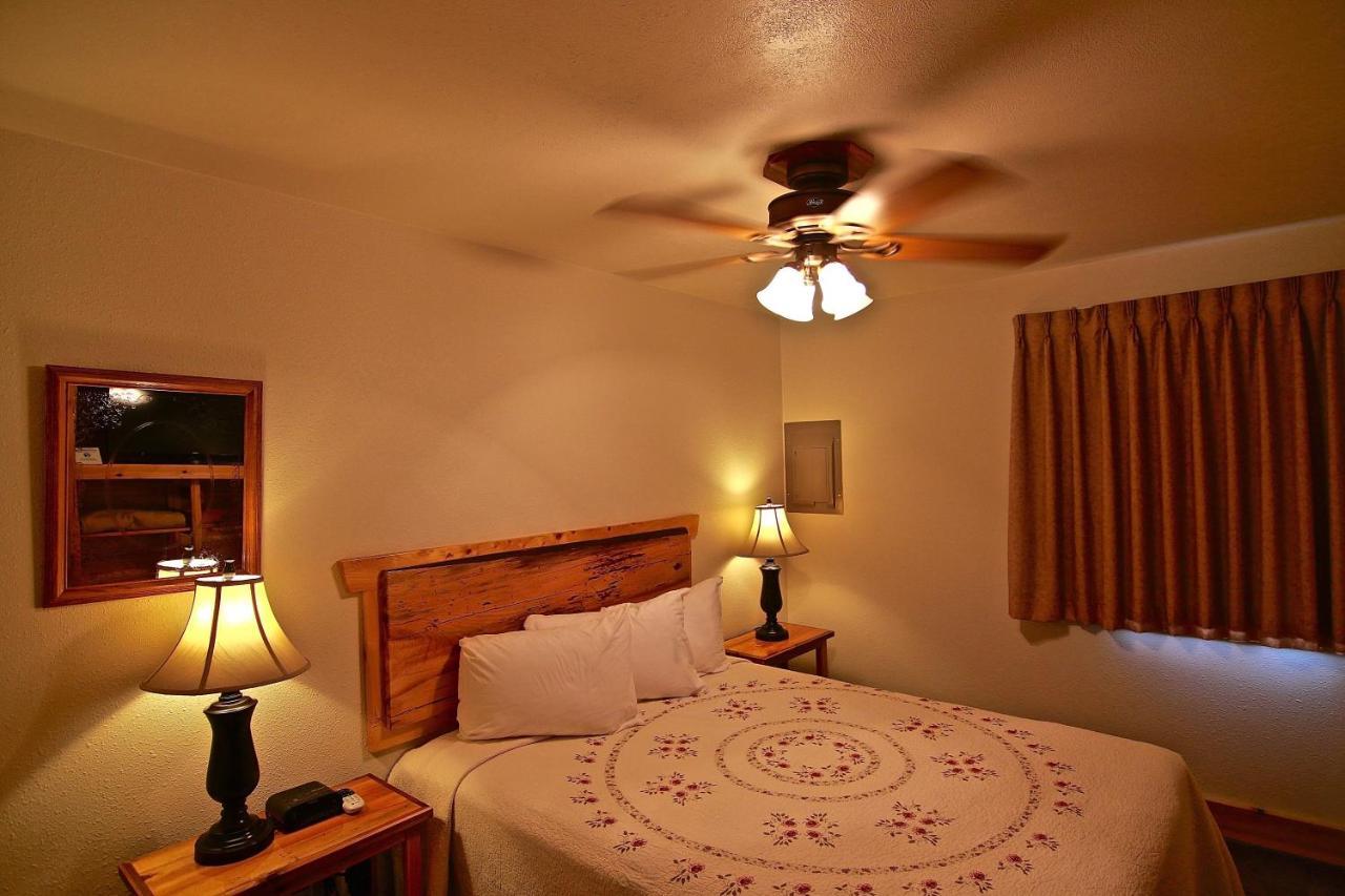 Yellowstone Village Inn And Suites Gardiner Exterior photo